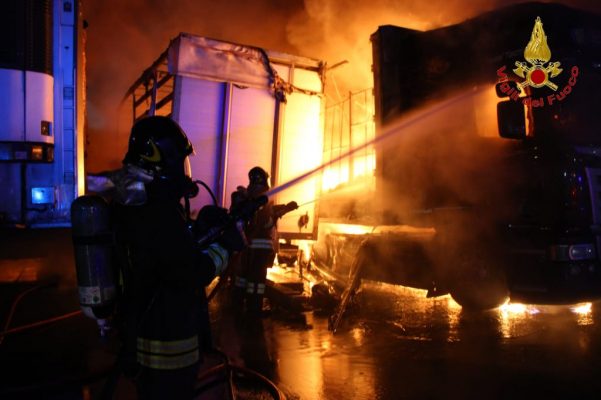 Montefredane. Incendio distrugge 12 autoarticolati.
