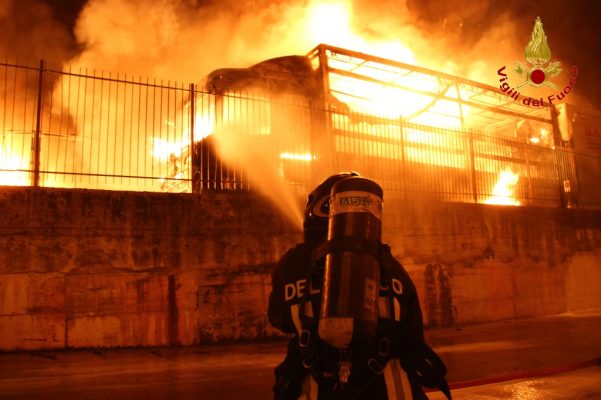 Montefredane. Incendio distrugge 12 autoarticolati.
