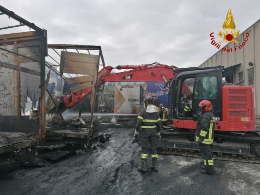 Montefredane. In corso la rimozione delle carcasse degli autoarticolati incendiati