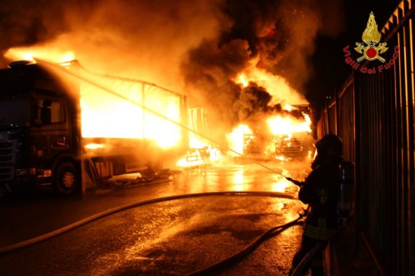 Montefredane. Incendio distrugge 12 autoarticolati.