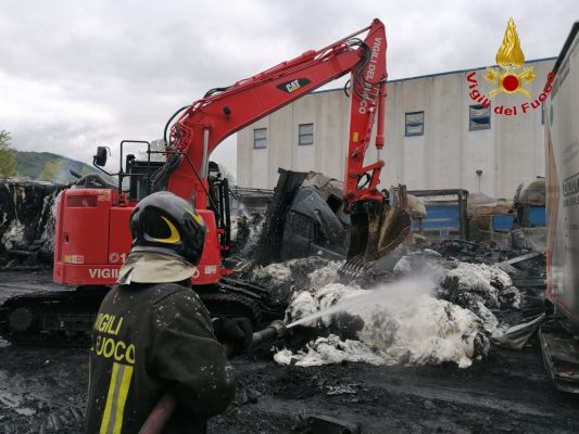 Montefredane. In corso la rimozione delle carcasse degli autoarticolati incendiati