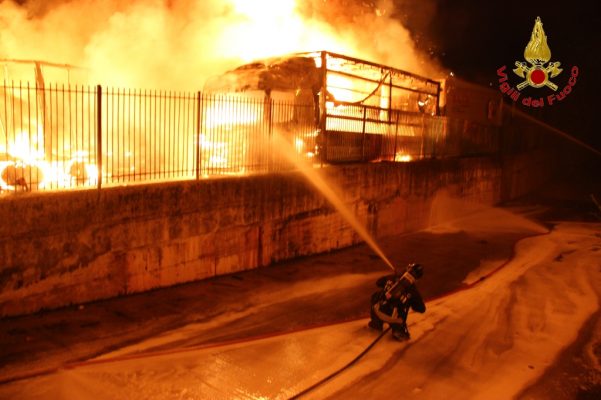 Montefredane. Incendio distrugge 12 autoarticolati.