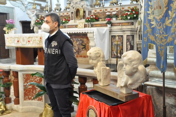 Restituite quattro sculture in marmo bianco trafugate circa 32 anni or sono dai beni della Chiesa di Guardia Sanframondi