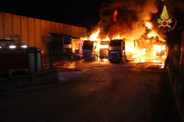 Montefredane. Incendio distrugge 12 autoarticolati.