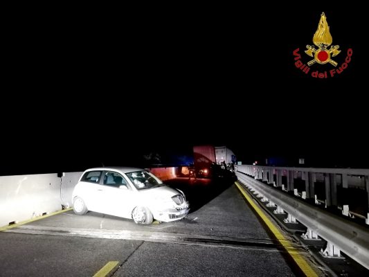 Scontro autoarticolato-autovettura, due feriti