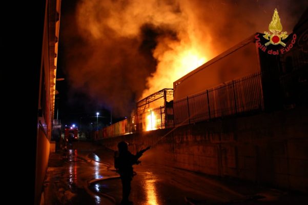 Montefredane. Incendio distrugge 12 autoarticolati.