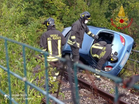 Auto esce di strada e finisce sui binari della ferrovia, ferita una donna