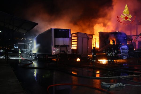 Montefredane. Incendio distrugge 12 autoarticolati.