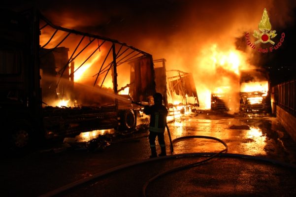 Montefredane. Incendio distrugge 12 autoarticolati.