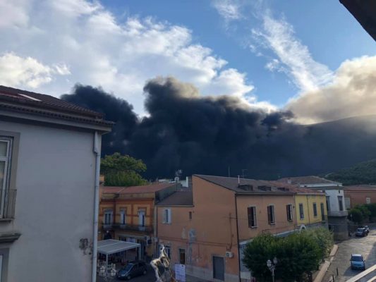 Airola. Incendio in un deposito della Zona Industriale, domani scuole chiuse