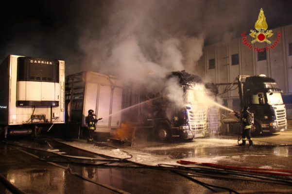 Montefredane. Incendio distrugge 12 autoarticolati.