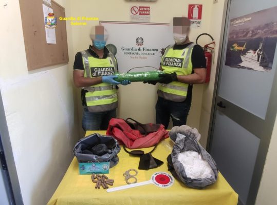 Trasportava ordigno esplosivo all'interno della propria autovettura, arrestato un pregiudicato