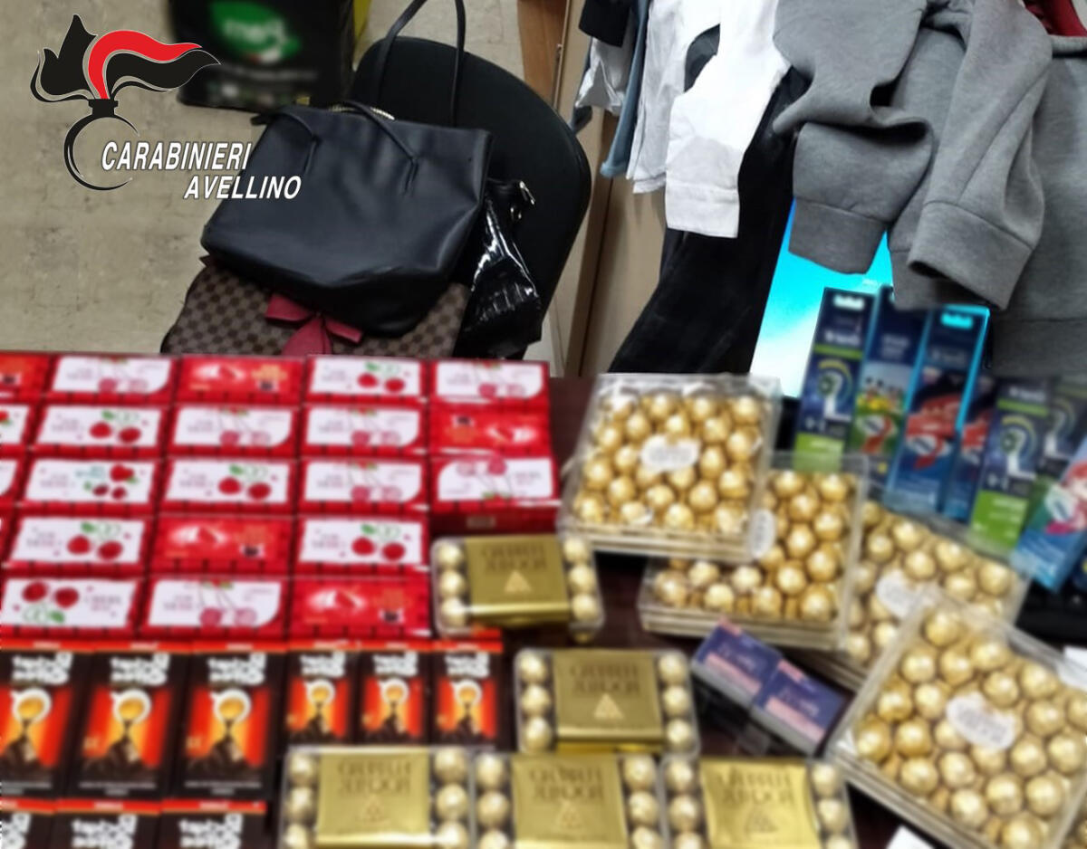 Fermati per un controllo vengono trovati in possesso di merce rubata in un negozio - 