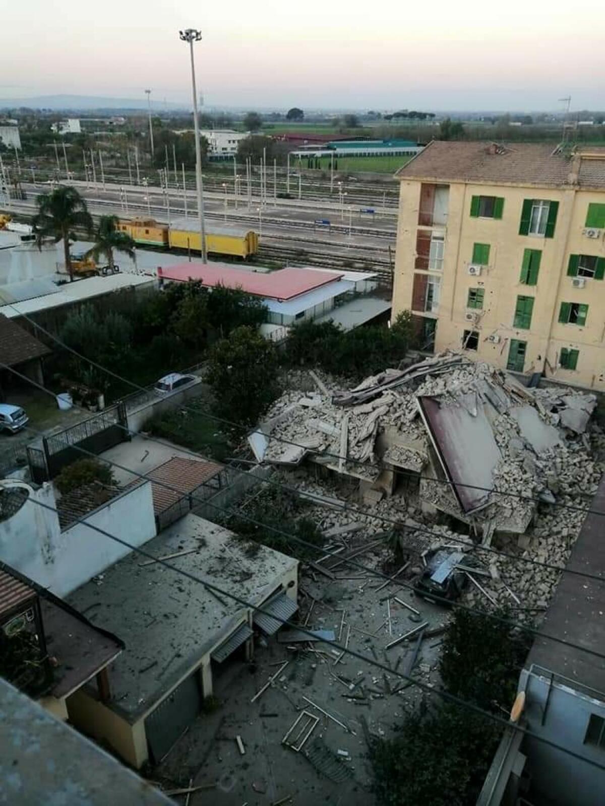 Crollo Palazzina. Sarebbe stata indivuata la donna dispersa e sarebbe viva - 