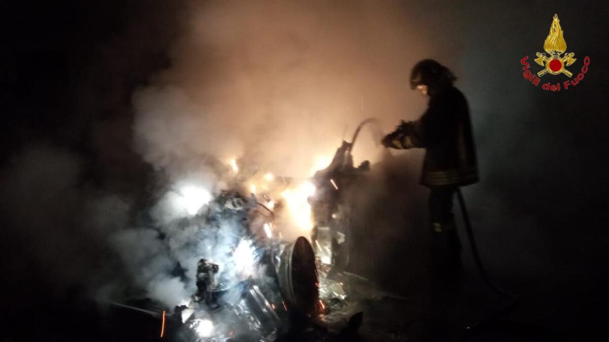 Solofra. In fiamme una Jaguar F-Type, danneggiate altre tre auto e facciata edificio - 