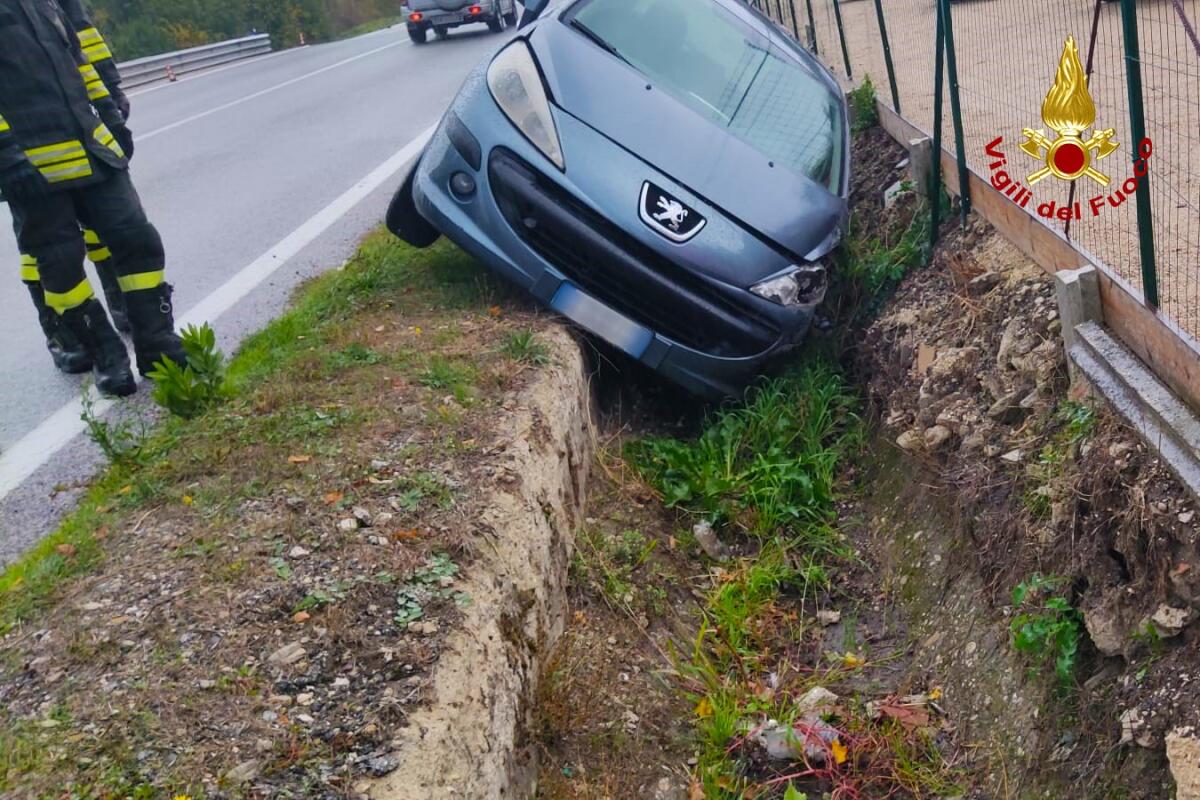 Finisce con auto fuori strada, ferito un 34 enne - 