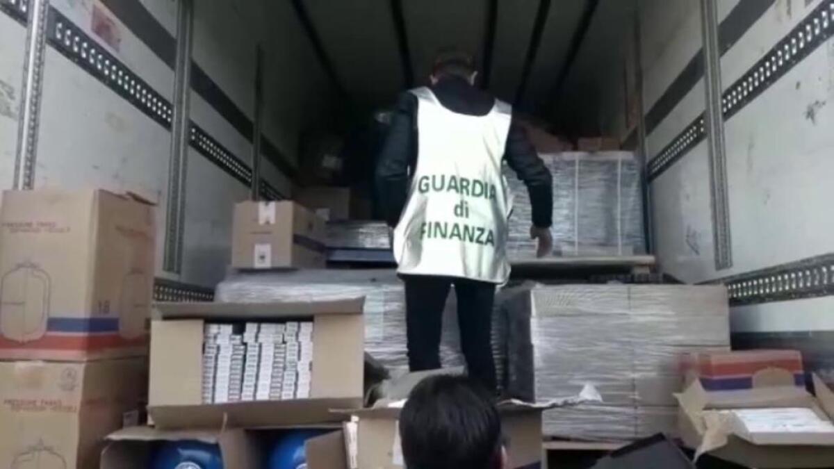 Caserta. Eseguite 12 misure cautelari, 41 arresti e sequestrate 31 tonnellate di sigarette - 