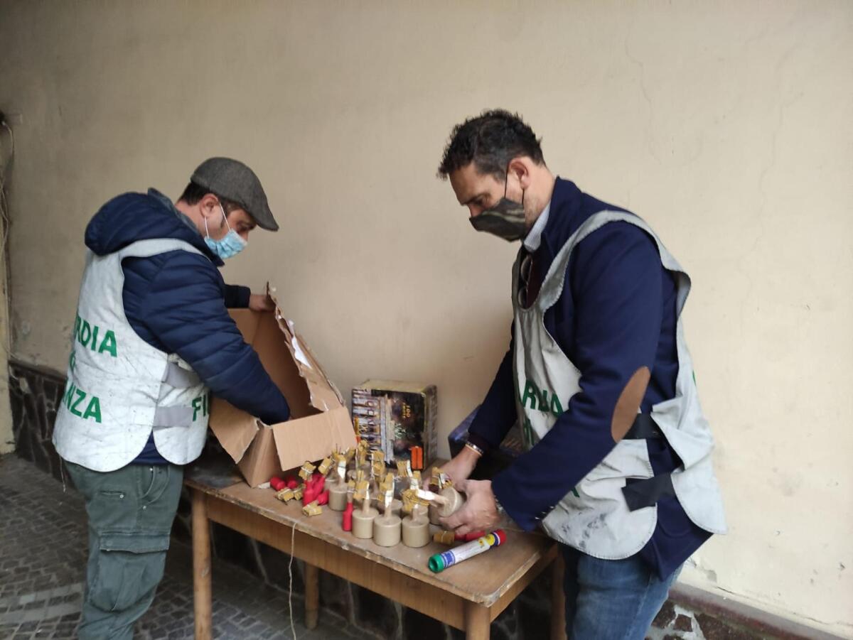 A Caserta sequestrati botti illegali venduti tramite social network - 