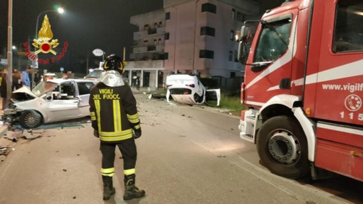 Scontro tra auto, tre feriti - 