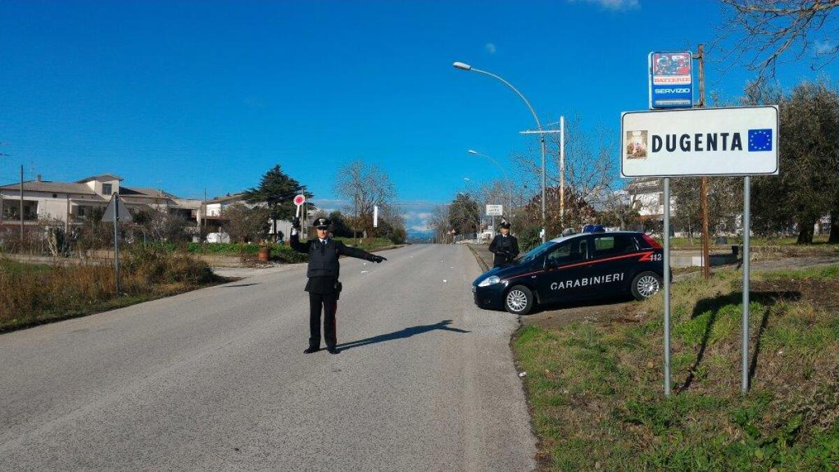 Finisce con auto contro albero, denunciato per guida in stato di ebbrezza e sotto l'effetto di droga - 