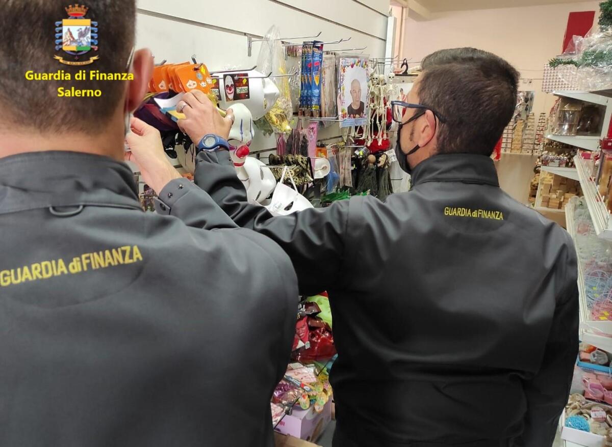 Guardia di Finanza Salerno: sequestrati oltre 50.000 articoli non sicuri. - 