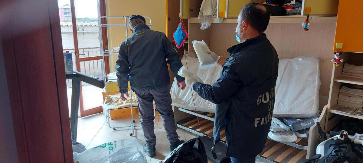 Scoperta nel casertano una raffineria di droga, sequestrati 7 chili di cocaina - 