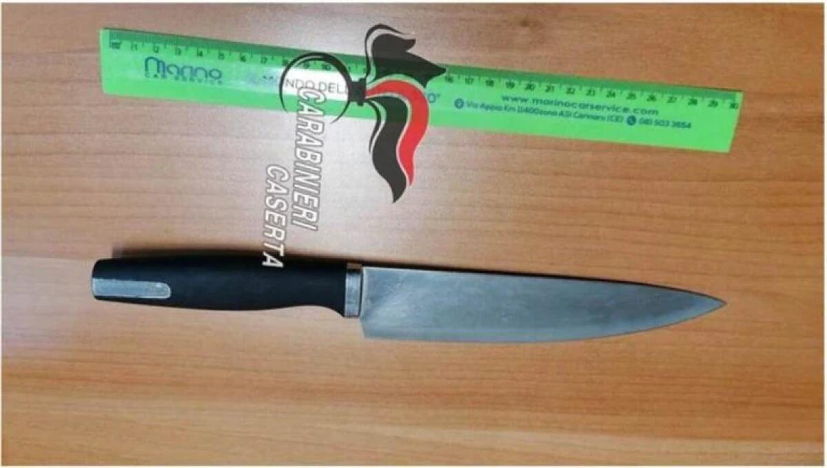 La compagna va a denunciarlo, lui entra in casa e si nasconde in camera da letto armato di coltello - 