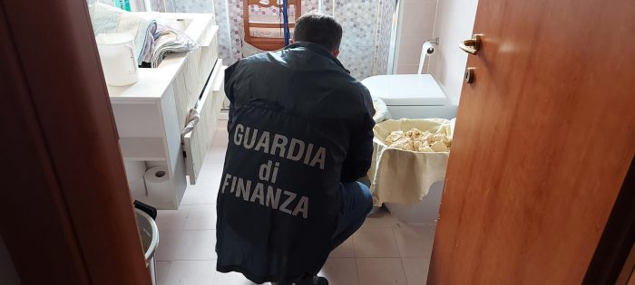 Scoperta nel casertano una raffineria di droga, sequestrati 7 chili di cocaina