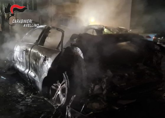 Solofra. In fiamme una Jaguar F-Type, danneggiate altre tre auto e facciata edificio