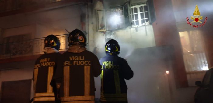 Solofra. In fiamme una Jaguar F-Type, danneggiate altre tre auto e facciata edificio
