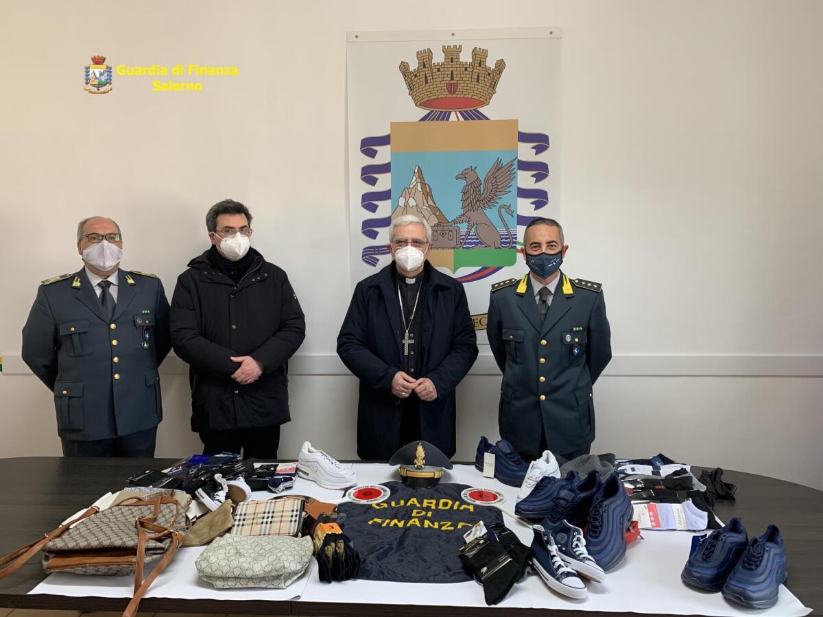 GDF Salerno: donati alla Caritas oltre 500 capi di abbigliamento sequestrati - 