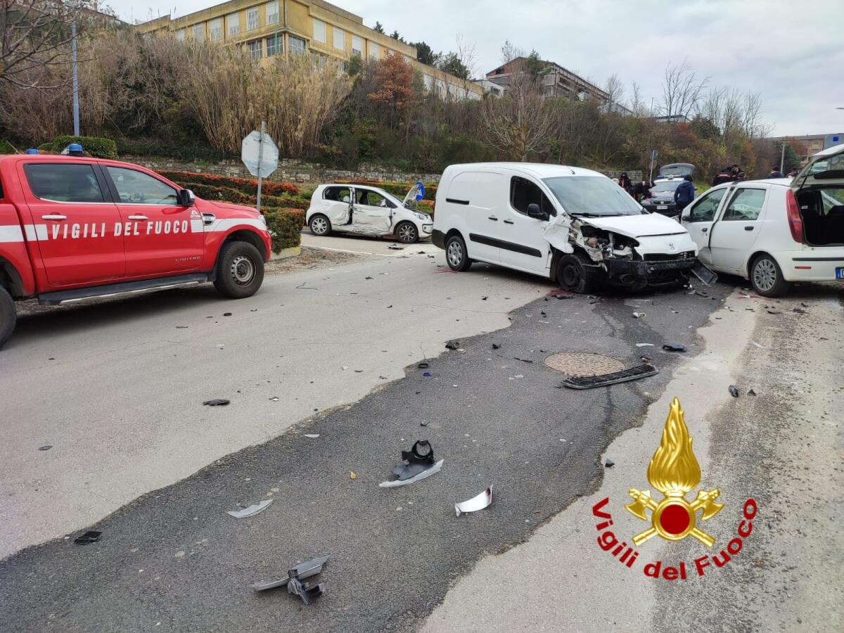 Flumeri. Scontro tra due autovetture ed un furgone, tre feriti - 