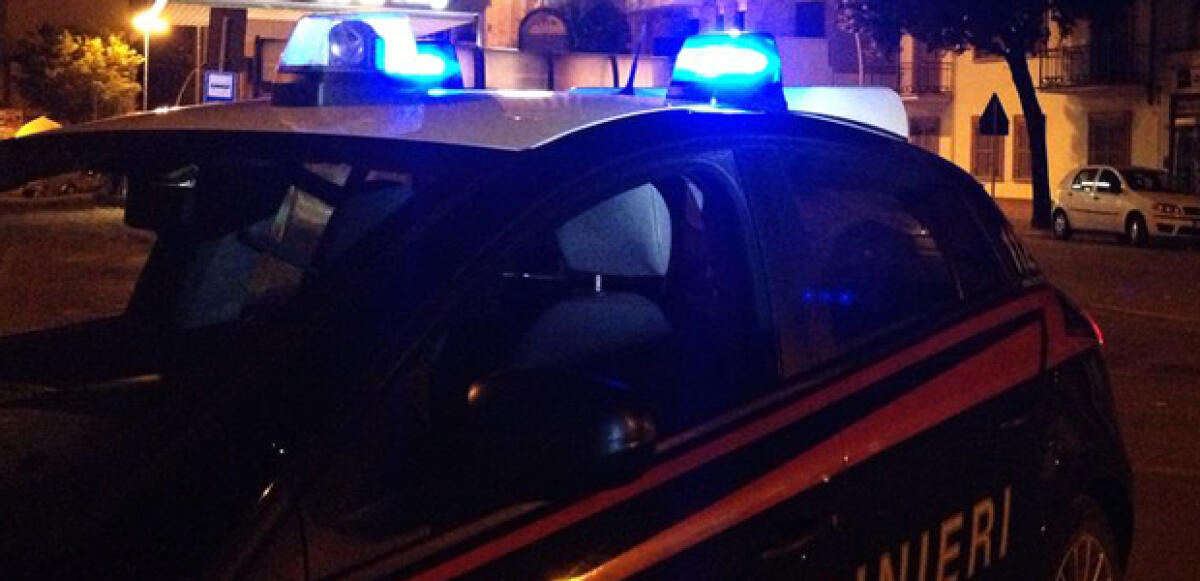 Ladri fuggono e abbandonano il bottino - 