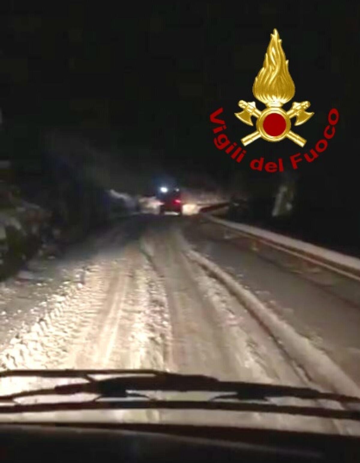 Restano bloccati nella neve, soccorsi dai Vigili del fuoco - 