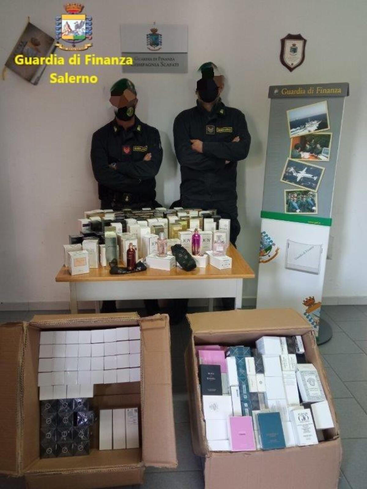 Scoperta dalla Guardia di Finanza una partita di mille confezioni di profumi contraffatti - 