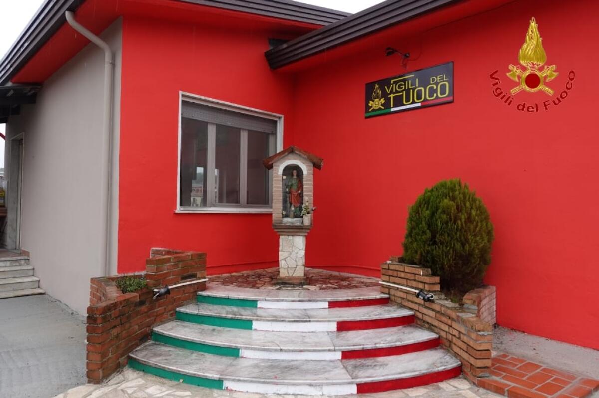 Presso il distaccamento di Lioni si è tenuta una cerimonia di posizionamento della statua di Santa Barbara. - 