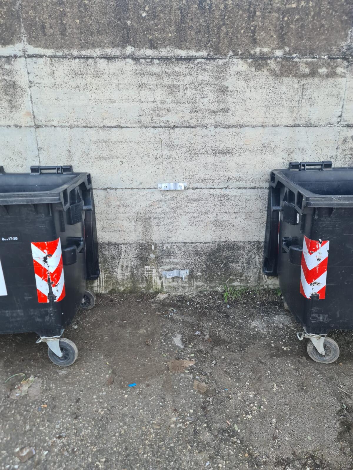 Ecopunto di Piano Borea, sono scomparsi due pali della pubblica illuminazione. - 