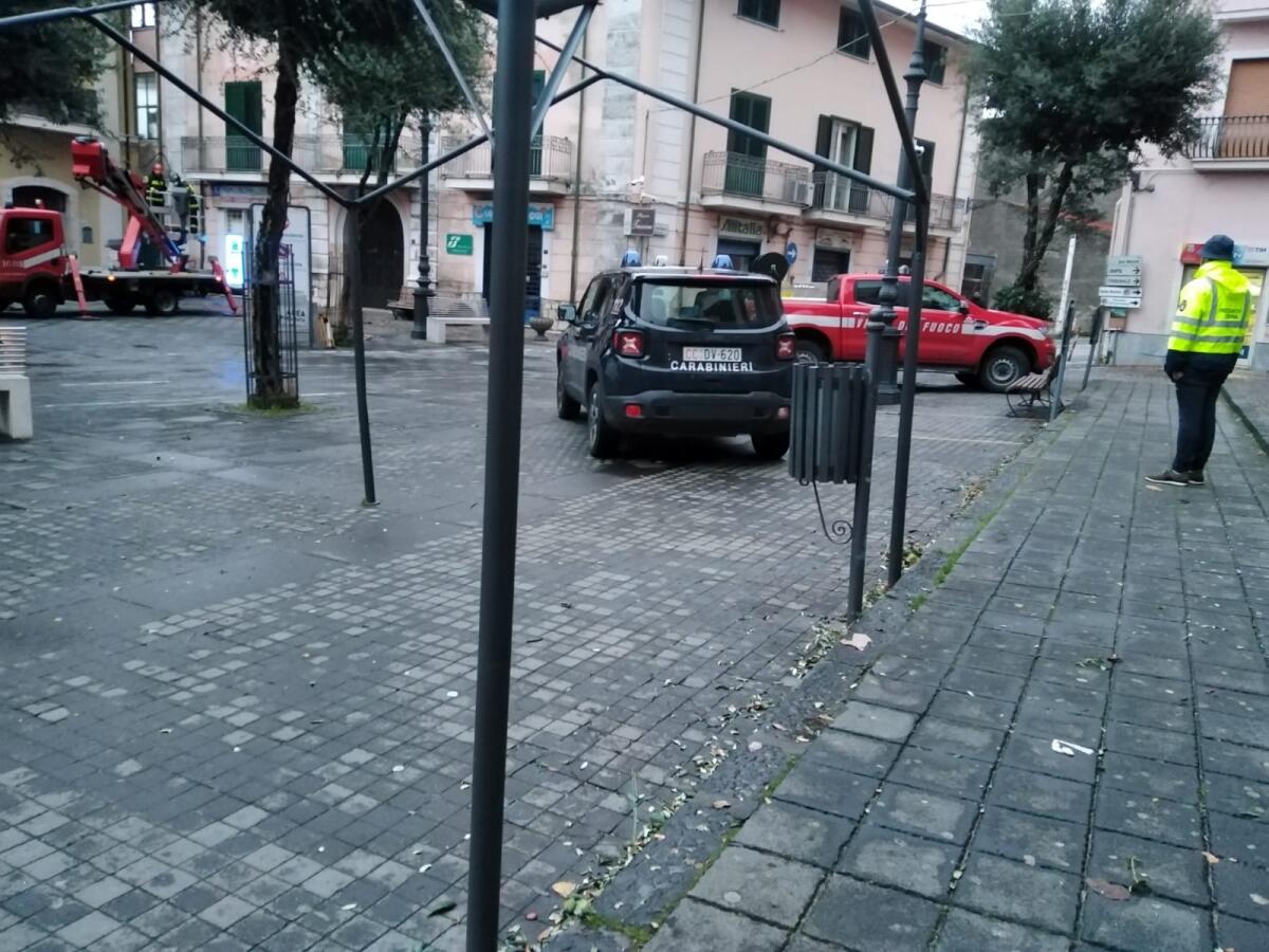 Cervinara. Disagi in Piazza Trescine per il forte vento - 