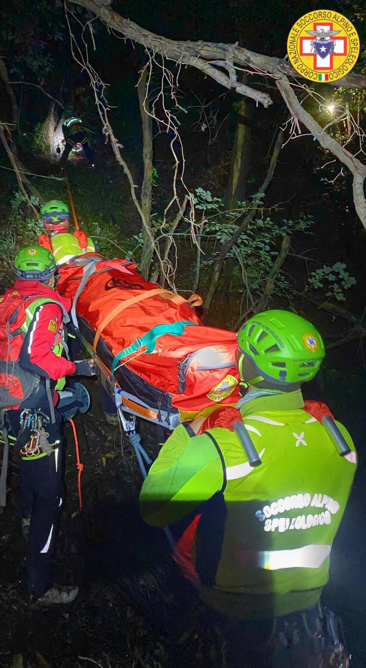 Cade in un burrone e per recuperarlo interviene Soccorso Alpino e Speleologico della Campania - 