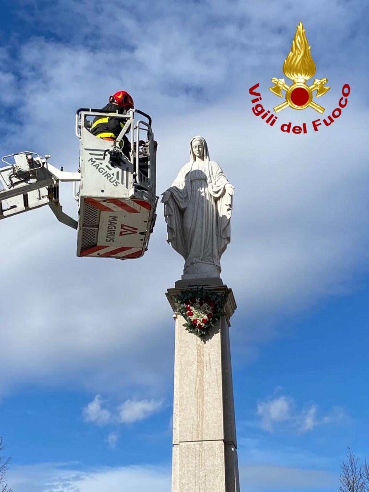 Lioni. Una corona di fiori alla statua della Madonna. - 