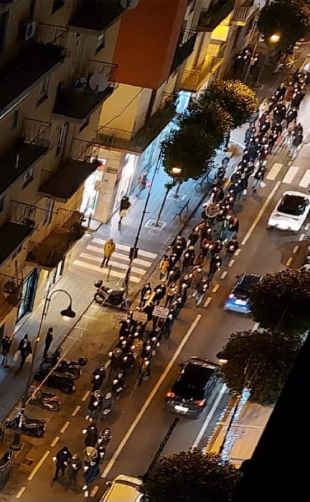 Con una fiaccolata i lavoratori di Villa dei Fiori esprimono la rabbia e l’indignazione contro il Comune - 