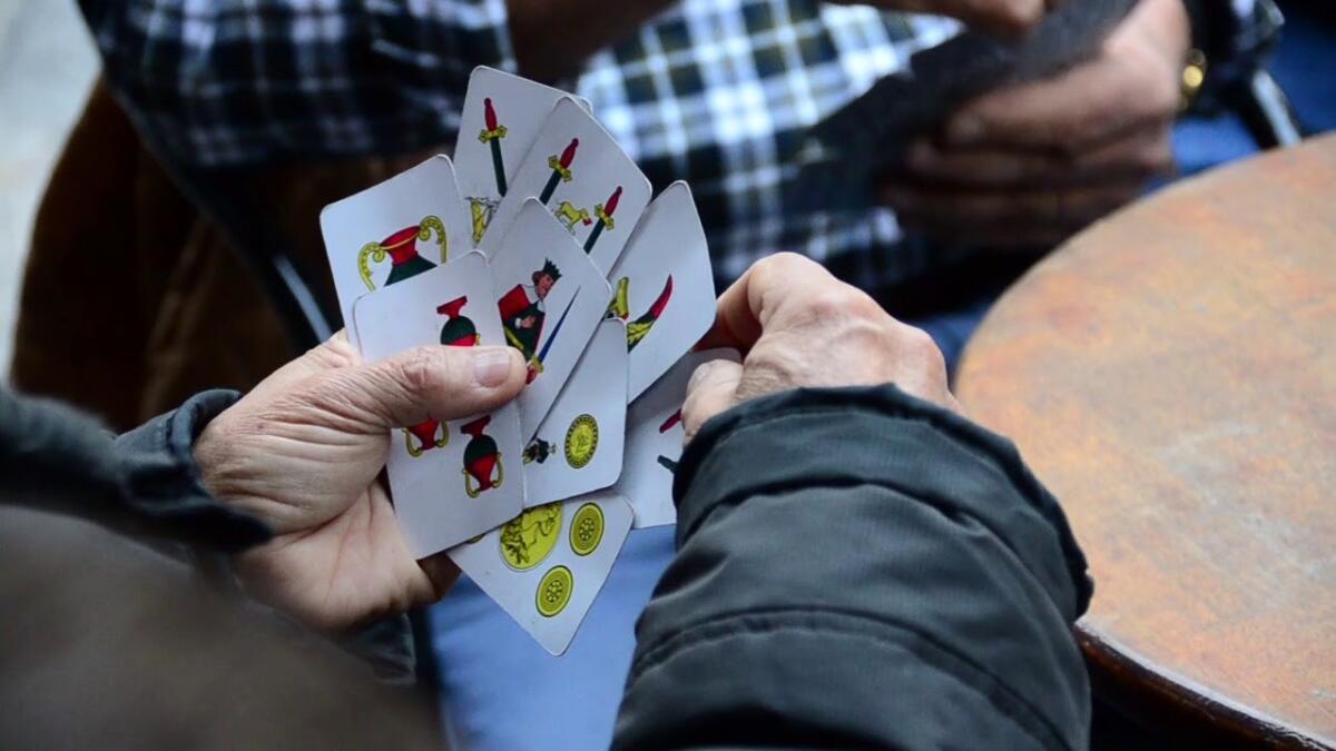 Covid. Troppi contagi e il Sindaco vieta anche le partite a carte nei bar - 