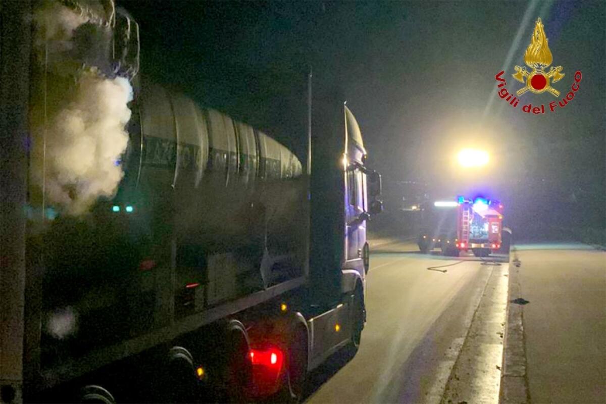 Autocisterna perde gas Argon, intervengono i Vigili del fuoco - 