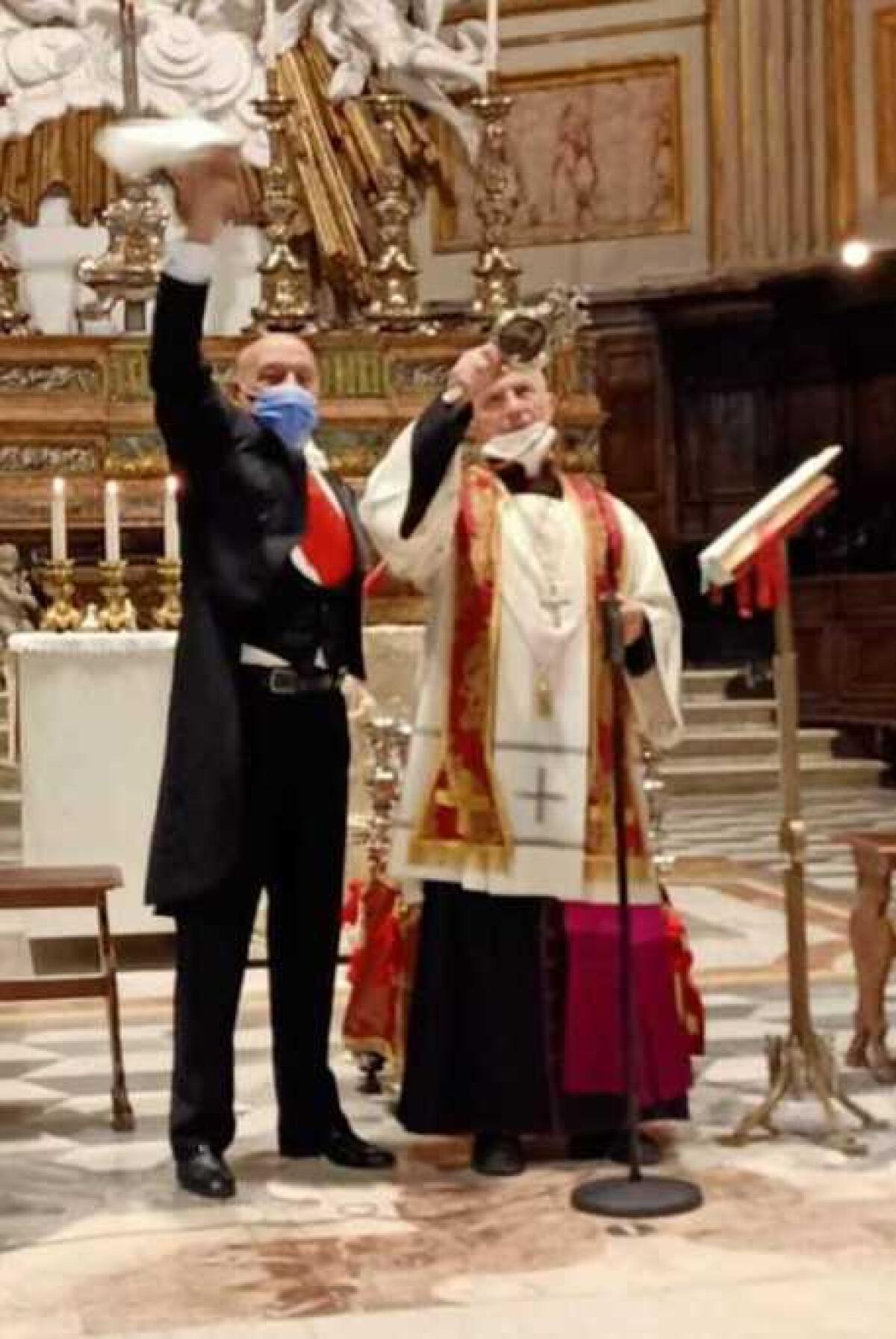 Si è sciolto il sangue San Gennaro,è il miracolo di dicembre - 