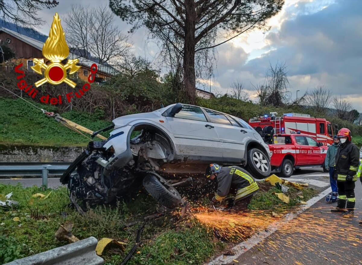 Auto sbanda e finisce contro il guard rail, feriti marito e moglie - 
