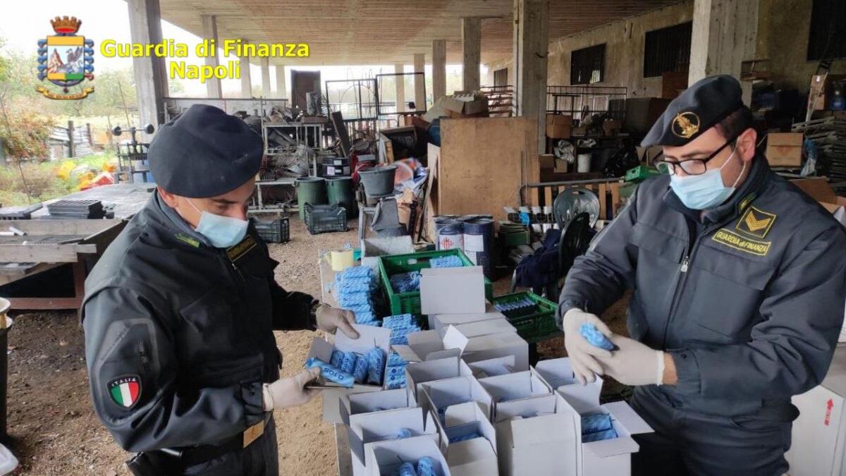 Scoperta dalla Guardia di Finanza una fabbrica clandestina di artifizi pirotecnici. - 