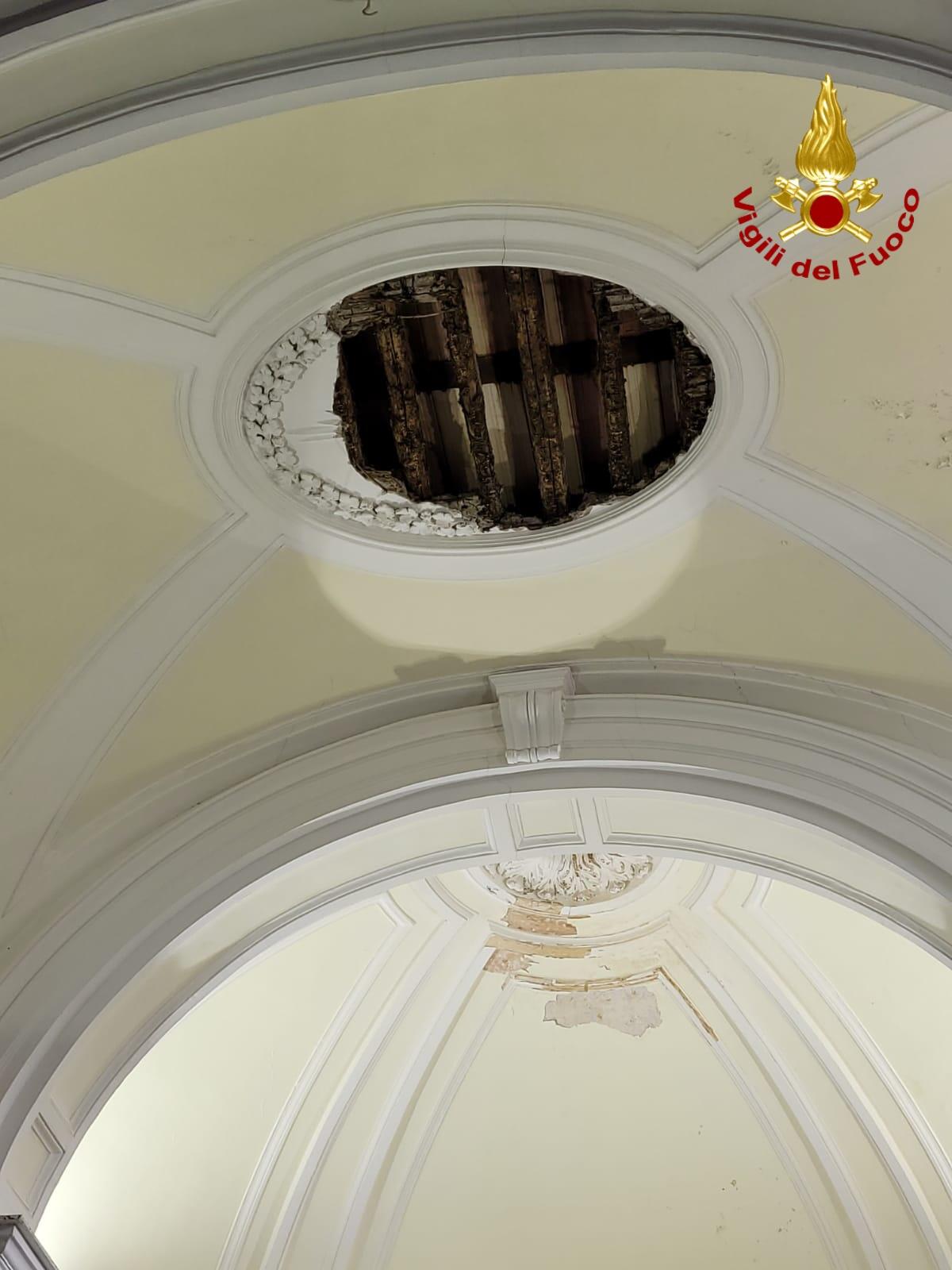 Crolla parte del soffitto della Chiesa di Santo Stefano - 