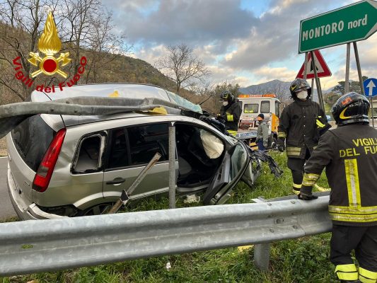 Auto sbanda e finisce contro il guard rail, feriti marito e moglie