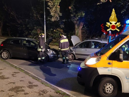 Scontro tra auto, feriti quattro ragazzi