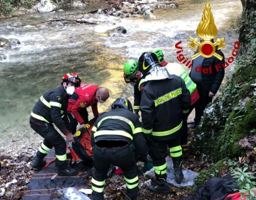 Precipita nel fiume , salvato dai tecnici del Soccorso Alpino e Speleologico della Campania